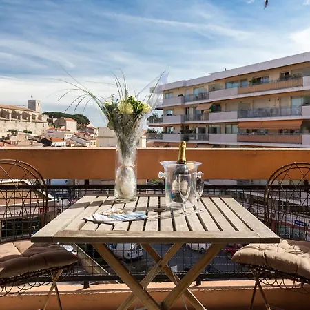 Modern Palais View Apartment: Old Town Luxury