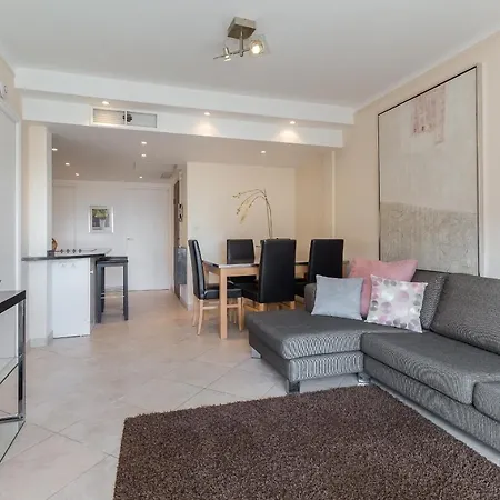 Modern Palais View Apartment: Old Town Luxury