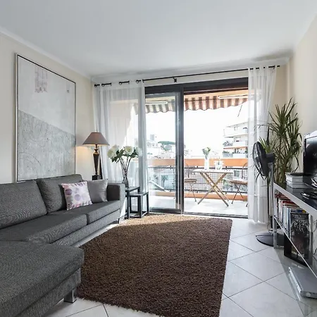 Modern Palais View Apartment: Old Town Luxury Apartment Cannes