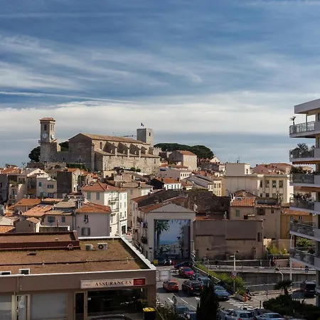 Modern Palais View Apartment: Old Town Luxury *