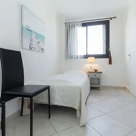 Modern Palais View Apartment: Old Town Luxury