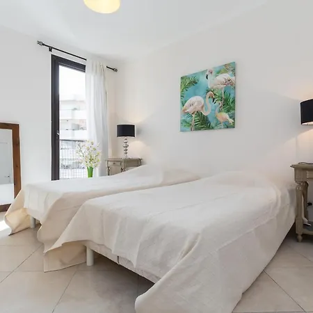 Modern Palais View Apartment: Old Town Luxury Apartment *