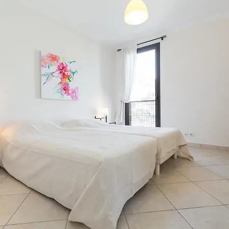 Modern Palais View Apartment: Old Town Luxury *
