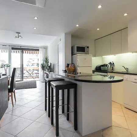 Modern Palais View Apartment: Old Town Luxury Apartment