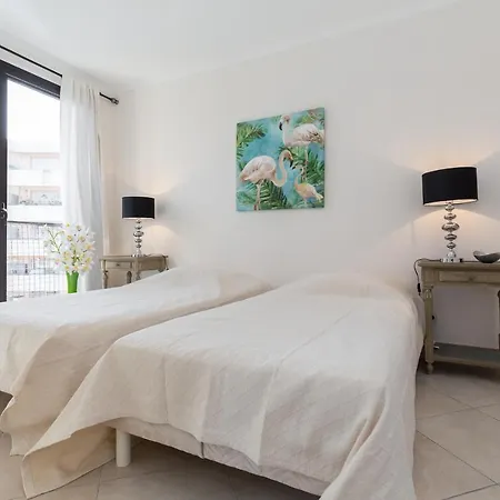 Modern Palais View Apartment: Old Town Luxury Apartment