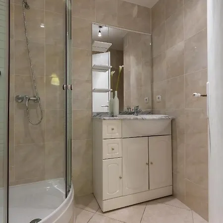 Modern Palais View Apartment: Old Town Luxury Apartment
