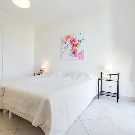 Apartment Modern Palais View Apartment: Old Town Luxury