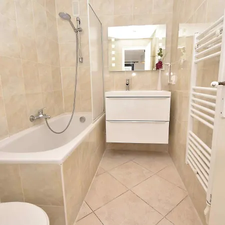 Modern Palais View Apartment: Old Town Luxury *
